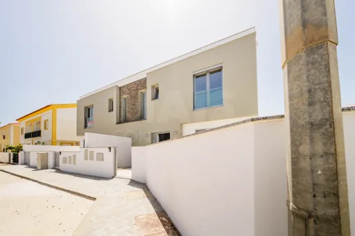 Exclusiva Moradia T4 Moderna com Conforto e Elegância Perto das Praias de Peniche