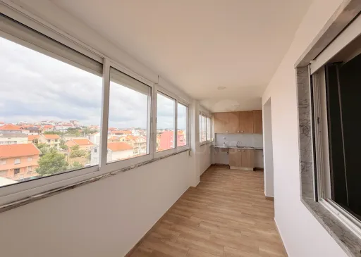 Prédio de Habitação e Comércio em Santa Iria de Azoia