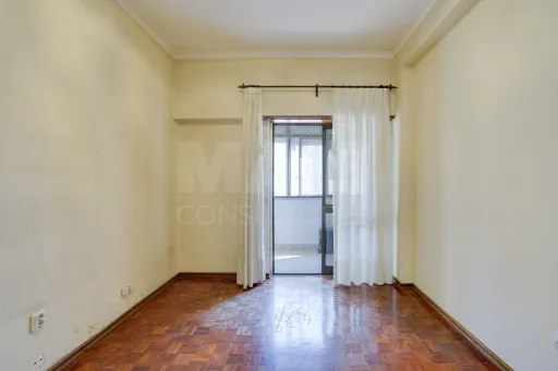 3-Bedroom Apartment with Excellent Sun Exposure | Balconies | Storage Room | Metro 600 m Away | Olival Basto – Odivelas