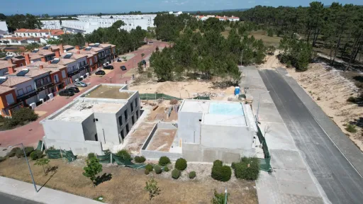 Terreno com Projecto aprovado para Moradia Geminada T4