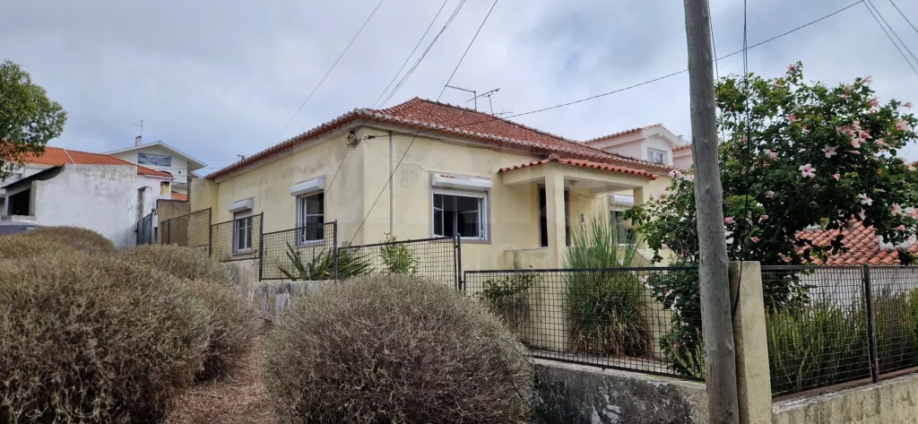 2-Bedroom House to Renovate in Sintra