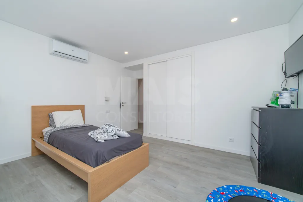 Apartamento T4 Remodelado | 210 m² | Parqueamento e Arrecadação