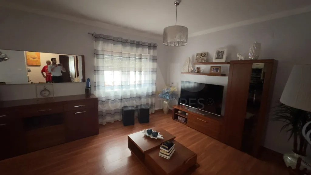 Apartamento T2 com Garagem e Logradouro em Atouguia da Baleia