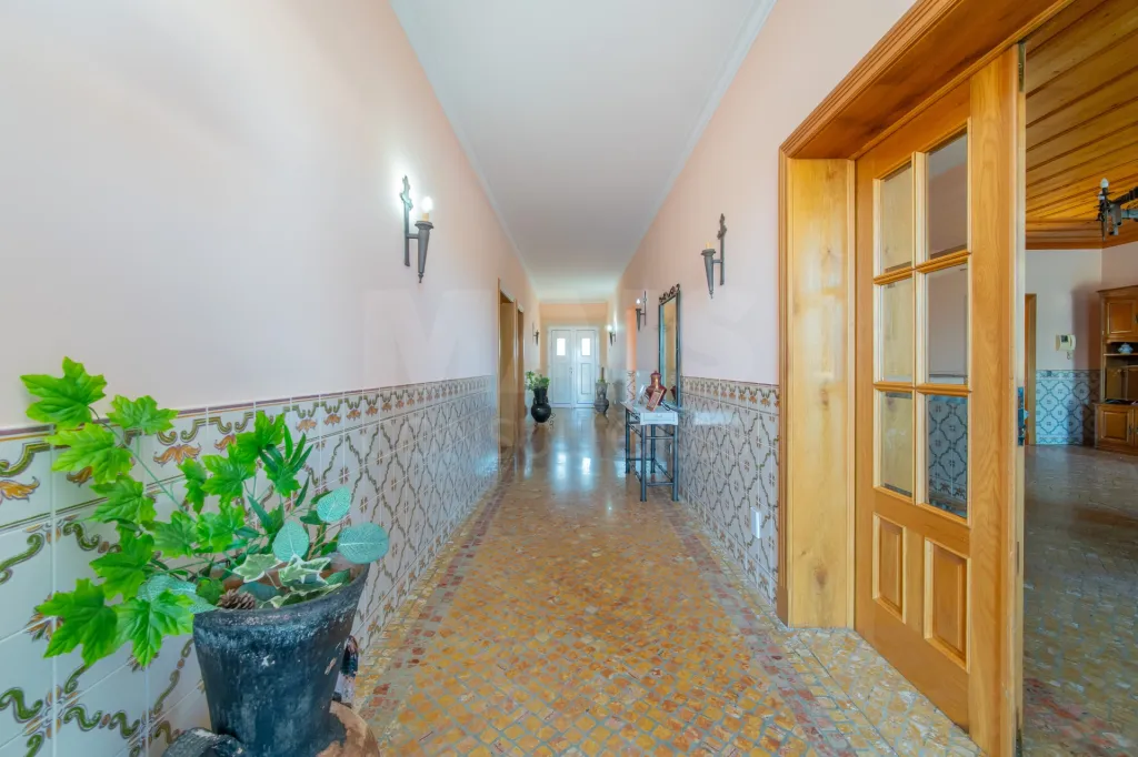 4-Bedroom House with Pool, 3 Garages, and 3,179 m² of Land in Almeirim