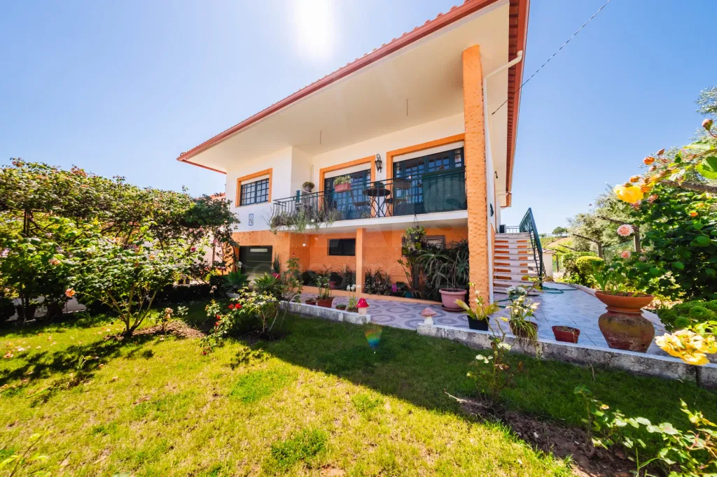 Moradia com charme e privacidade inserida em lote de 1400m²