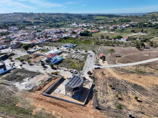 Moradia T3 Geminada c/ 1 Suite, Jardim, Parqueamento e Piscina! (LT2)