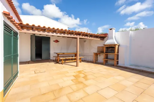 Moradia e dois Anexos T1 com piscina em Casais Mestre Mendo