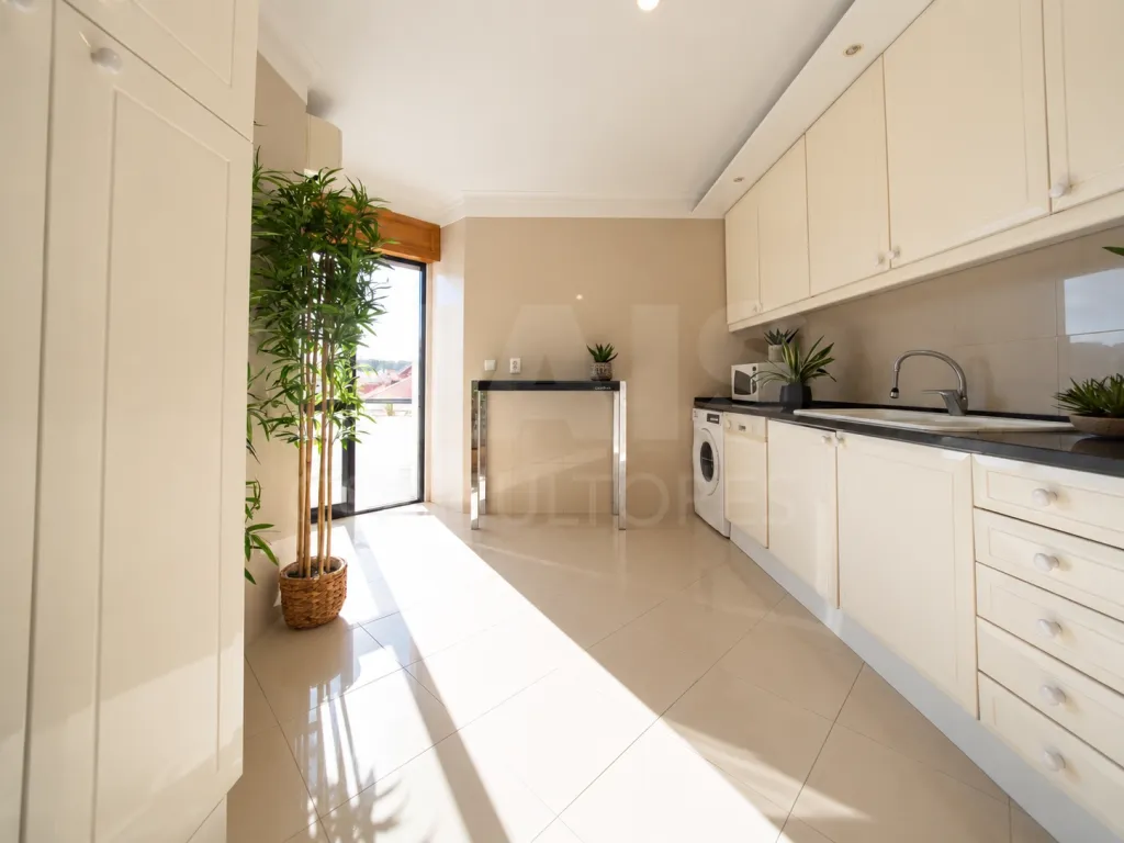 T2+1 em Condomínio Privado | 167 m² | 2 Lugares de Garagem | Jardim do Torel
