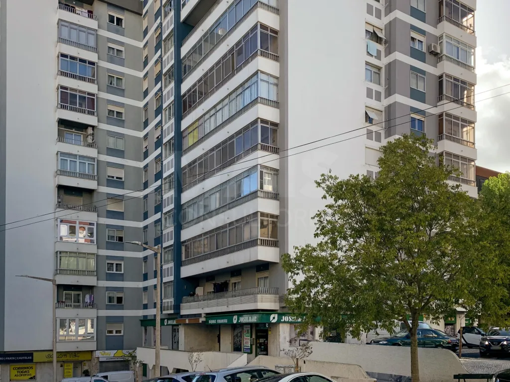 Apartamento com 4 assoalhadas em prédio com elevador