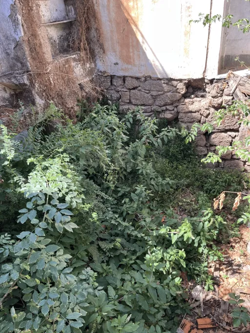 Moradia em Ruina para reconstrução, Azere.