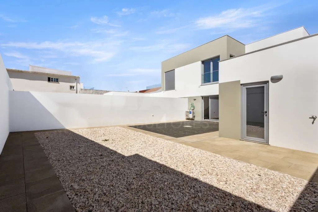 Moradia nova T4 com quintal e garagem