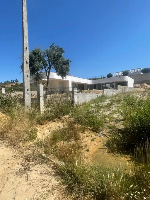Moradia térrea contemporânea em fase final, com piscina infinita e jacuzzi em lote de 1.500 m²