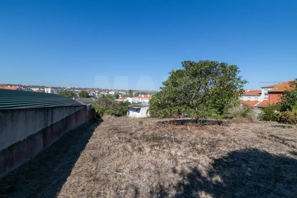 Duas Moradias com Terreno de 1.480 m² no centro da Lourinhã