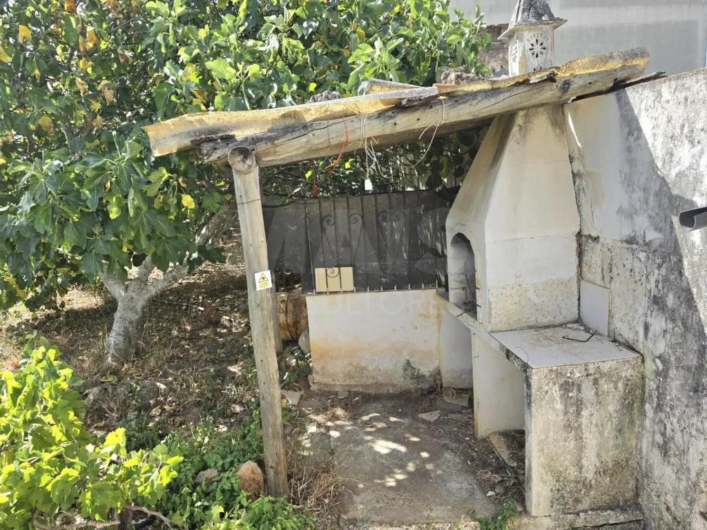 Moradia para recuperar com comercio, indústria, habitação e terreno com árvores de fruto