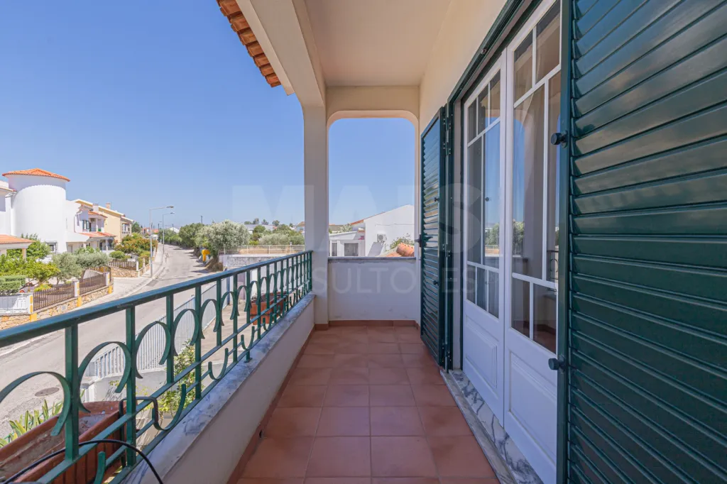 🏡✨ Moradia T4 em Alenquer com Piscina e Espaço de Convívio ao Ar Livre!