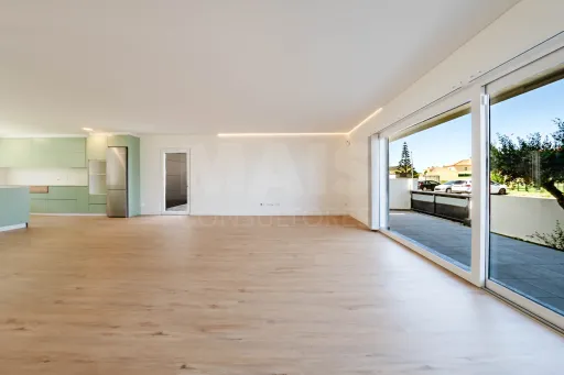 Moradia T3+2 Moderna com Vista Mar e Terraço Panorâmico