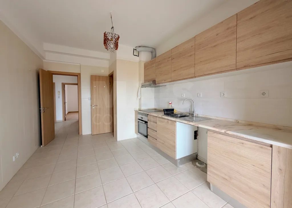 Prédio de Habitação e Comércio em Santa Iria de Azoia