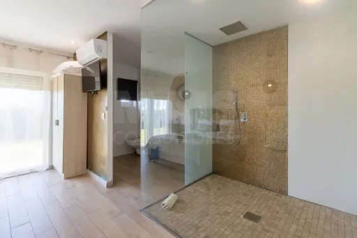 Propriedade com 3 apartamentos e piscina em Óbidos