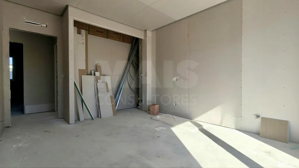 Moradia Térrea T4 com Suite Master, Piscina de Água Salgada, Garagem e Acabamentos Premium !