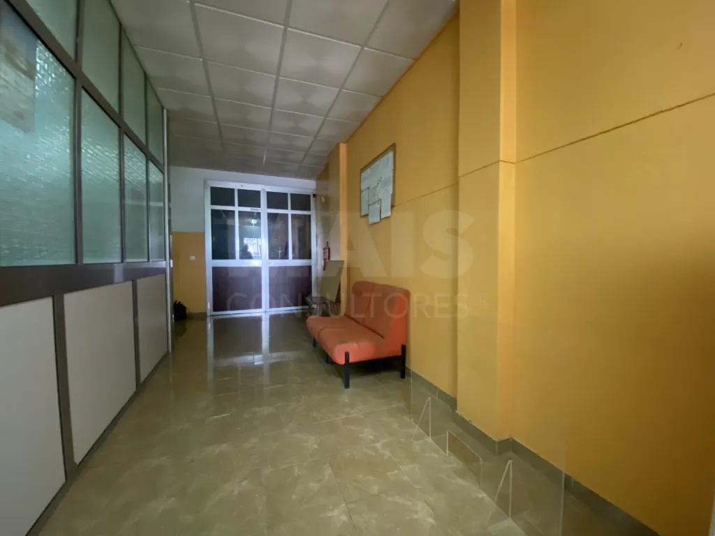 Espaço Comercial com escritórios e Armazém