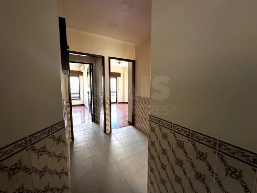 T2 Parcialmente Remodelado com Arrecadação | Brandoa