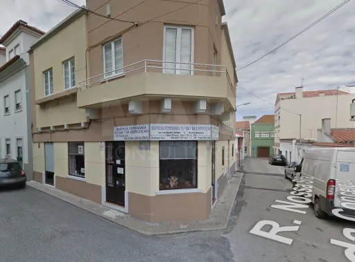 Rés-do-chão para recuperar em Peniche