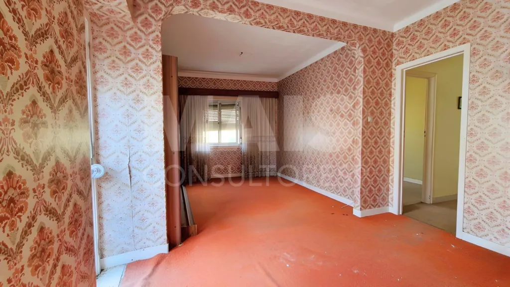 Prédio no Centro Histórico de Peniche com Elevado Potencial de Investimento e Rentabilidade