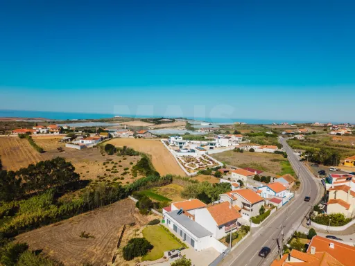 Moradia T3+1 pronta a habitar | Garagem fechada, pátio com churrasqueira e a 5 min das praias !