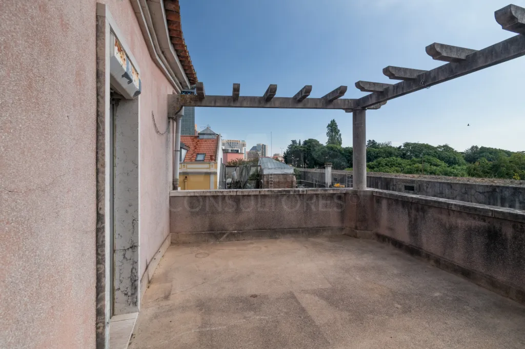 T2 with terrace in Campolide