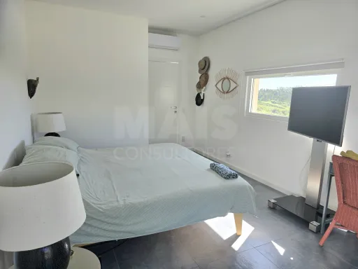 Moradia T4 térrea contemporânea com anexo T2 independente | Lote com 10.400 m² | Alvorninha