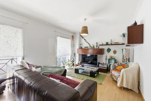 Apartamento T2 com varandas e arrecadação em Peniche