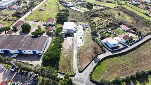 Armazém inserido em terreno de 9342m2 na Terrugem