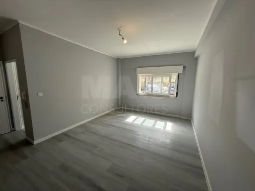 Apartamento T2 Oeiras Com Arrecadação