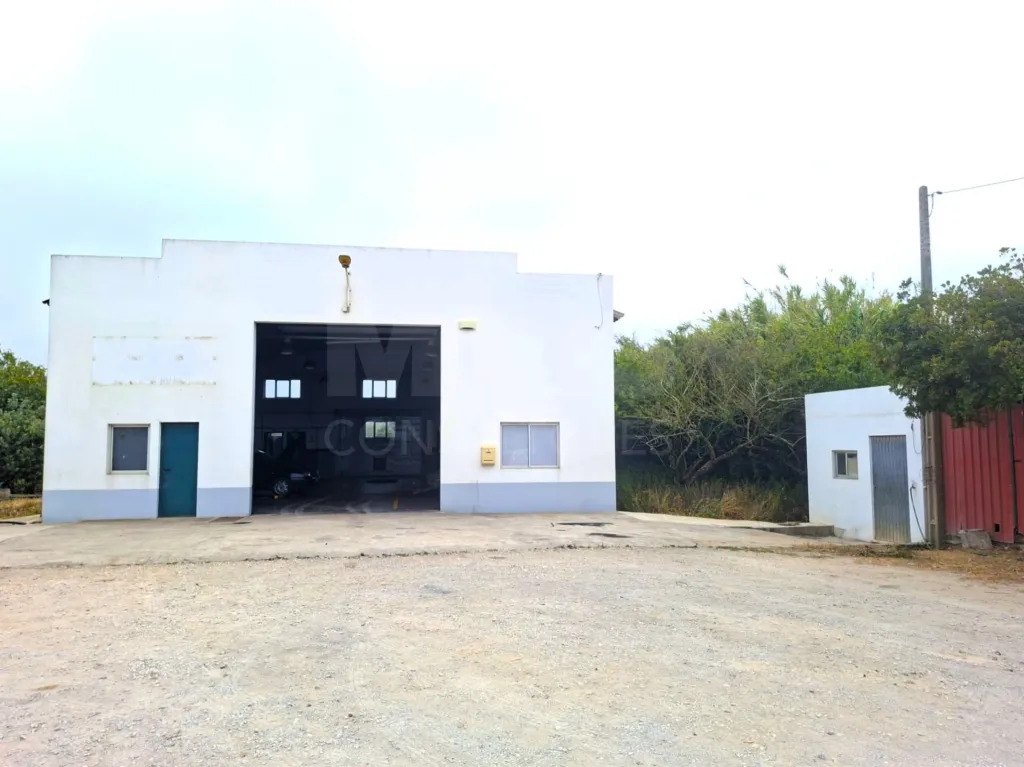 Industrial warehouse with 220m2 in Atouguia da Baleia