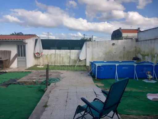 Moradia V2 com garagem e anexos em Fernão Ferro