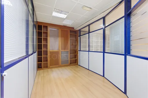 Loja e cave para serviços no centro de Alcobaça