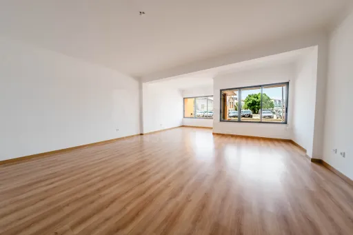 Apartamento T2 Semi-Novo | Terraço | Garagem | Bombarral