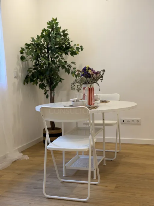 Oportunidade Única — T2 Renovado na Praça São João Batista