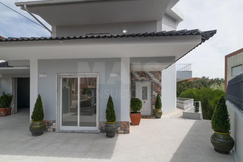 Moradia Isolada T4 Renovada — Abuxarda / Alvide, Cascais