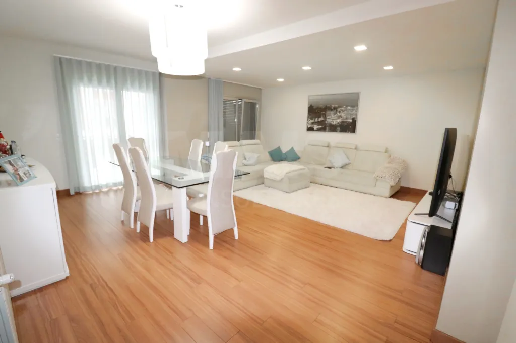 3-Bedroom Apartment at Quinta das Oliveiras with a 60-square-meter balcony