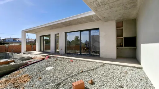 Moradia Térrea T4 com Suite Master, Piscina de Água Salgada, Garagem e Acabamentos Premium !