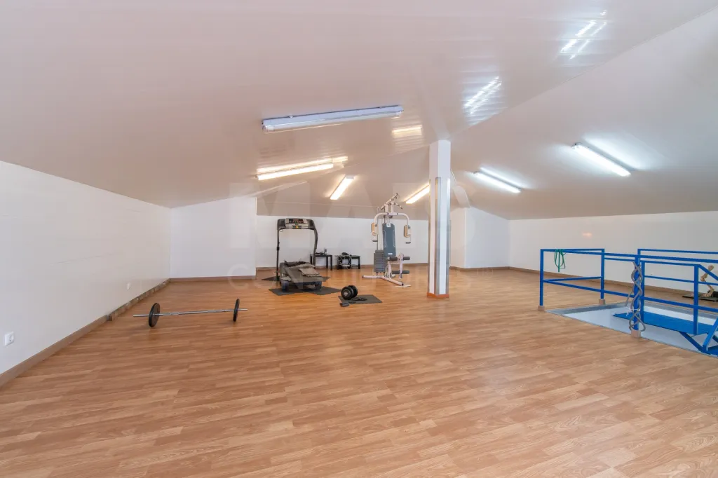 4-Bedroom House with Pool, 3 Garages, and 3,179 m² of Land in Almeirim