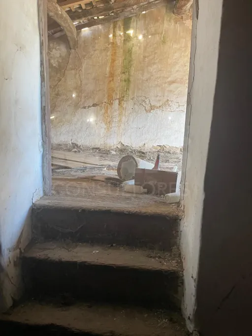 Moradia para recuperar inserida num terreno com 416m2