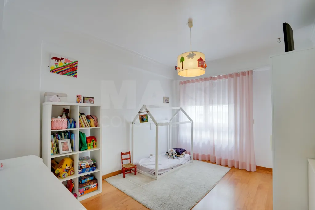 Refurbished 4-bedroom apartment on Rua Bartolomeu Dias in Portela de Sacavém