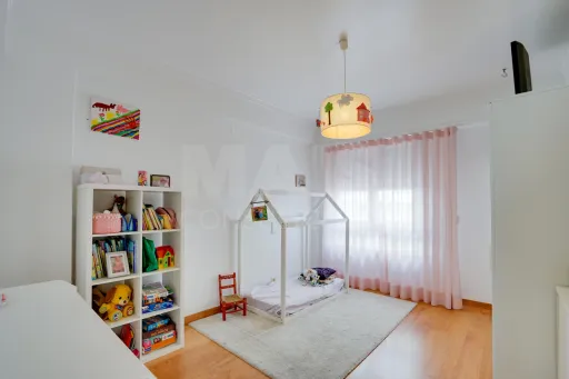 Apartamento T4 Remodelado na Rua Bartolomeu Dias na Portela de Sacavém