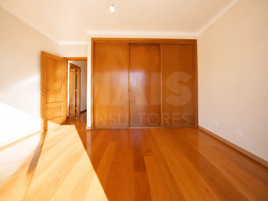 T2+1 em Condomínio Privado | 167 m² | 2 Lugares de Garagem | Jardim do Torel