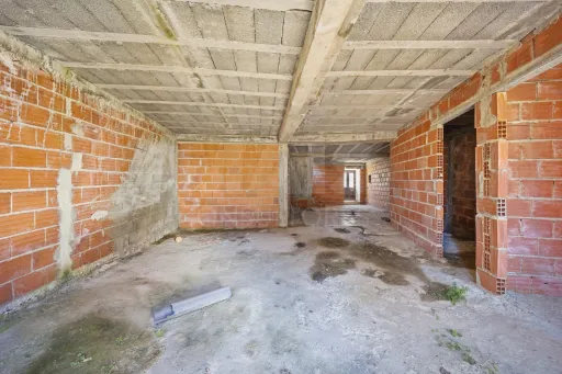 Moradia T3 com quintal para recuperar em Atouguia da Baleia