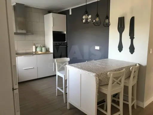 Farm with 4-bedr. house, pool and outbuildings 35 minutes from Lisbon