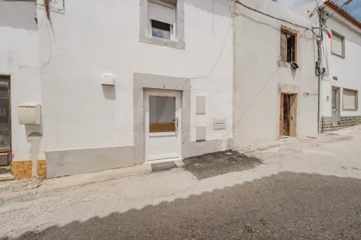 Moradia T2 com Logradouro no Centro histórico de Atouguia da Baleia