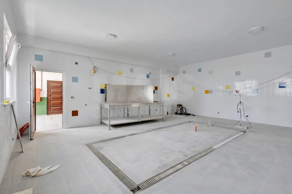 Edifício de 2 pisos em lote de 3750m2 em Peniche